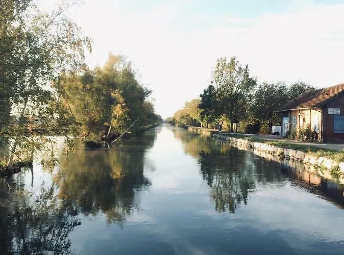 Du Canal مكان تخييم *